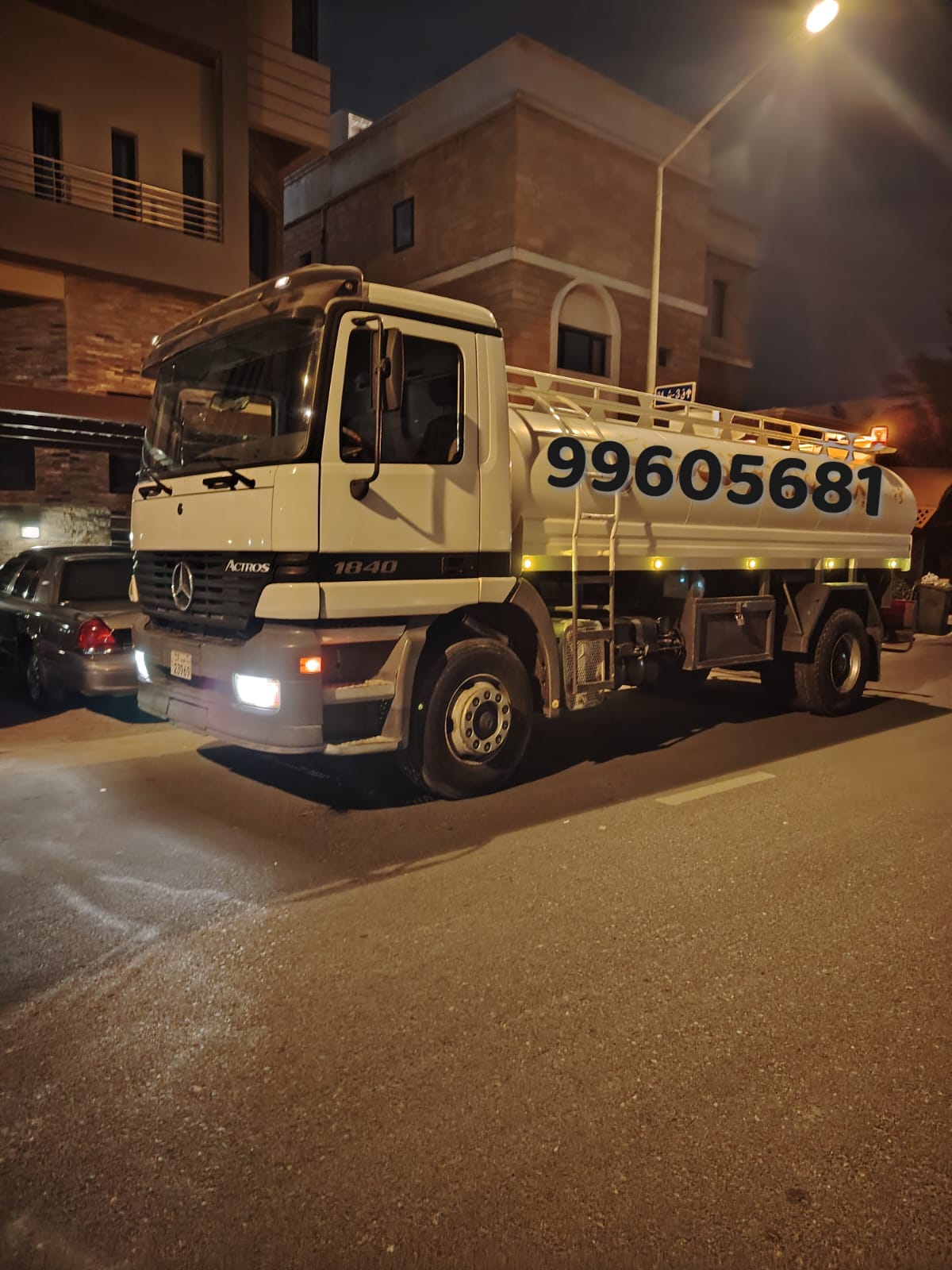 تنكر مياه لتعبئة خزانات المنازل