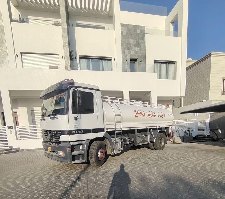 تنكر مياه في حولي يضخ المياه في خزان كبير